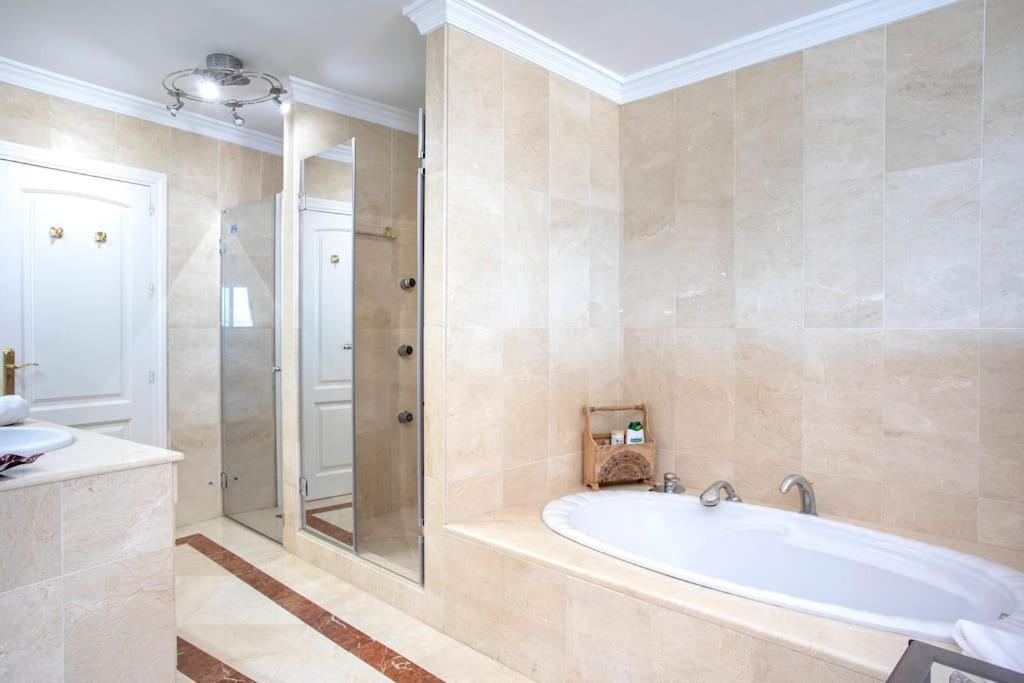 Estepona Luxury Seafront Penthouse With Parking 外观 照片